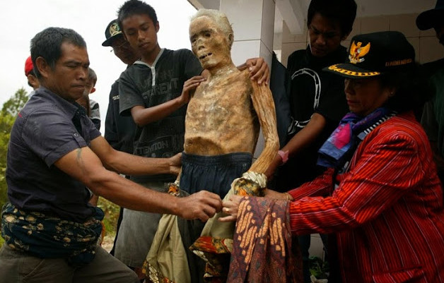 Ritual Membangkitkan Mayat Di Tanah Toraja  Info Dunia