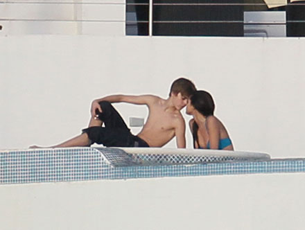 selena gomez justin bieber kiss pics. justin bieber kissing selena