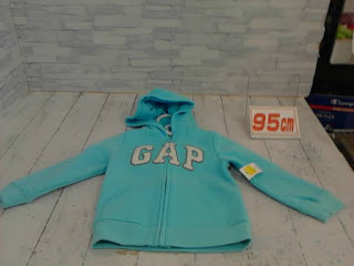 未使用品　子供服　９５ｃｍ　GAP　ライトブルー　フード付きジップアップパーカー　８８０円