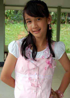 menemukan foto dhea imut bugil?