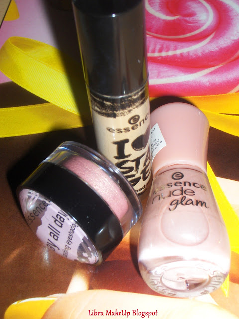 essence nude glam iced strawberry cream oje