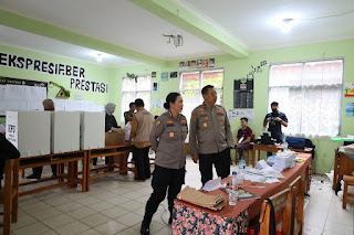 Tim Super Visi Mabes Polri Mamantau Langsung Kegiatan Pencoblosan Di Salah satu TPS yang ada di Kabupaten Pandeglang