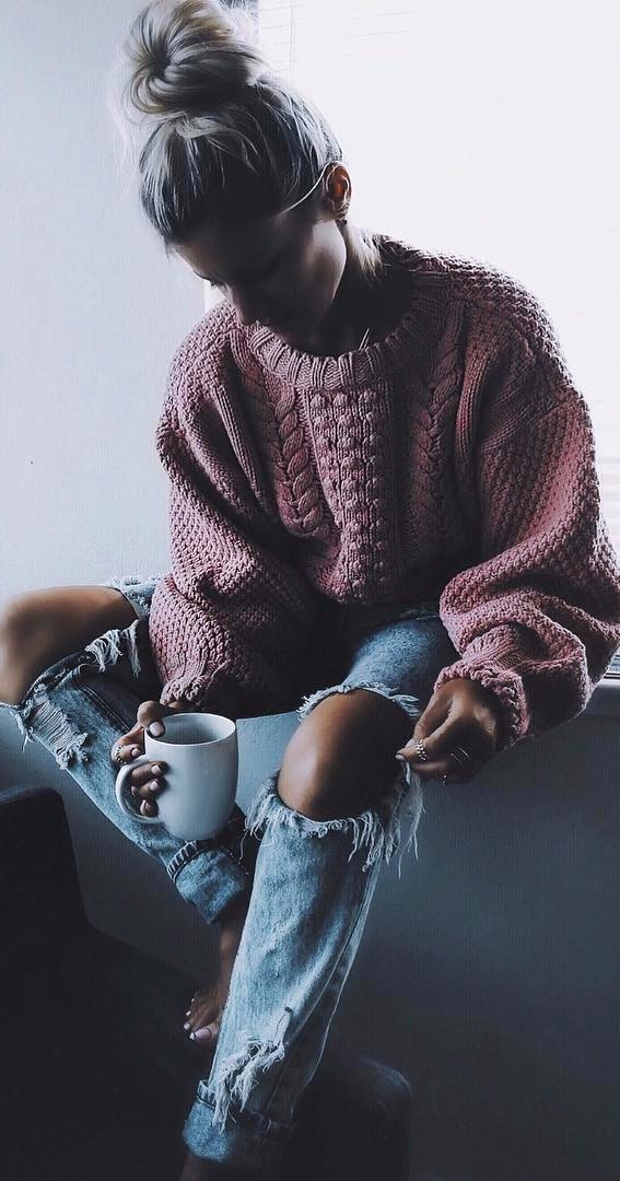 cozy Sunday: oversize knits + rips 