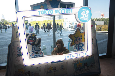 Paula con un marco del Tokyo SkyTree