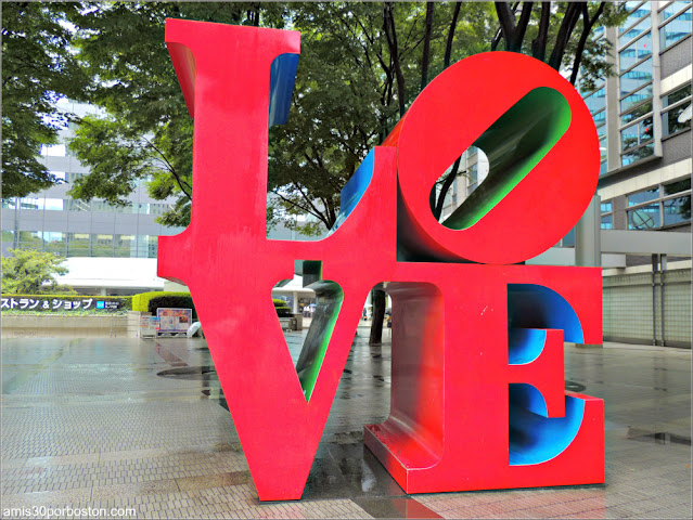 Escultura Love de Robert Indiana en Shinjuku, Tokio