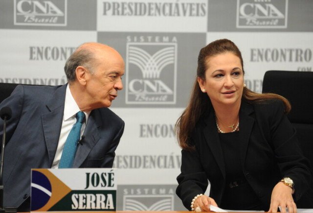 Em um jantar de confraternização de fim de ano na casa do senador Eunício Oliveira (PMDB-CE), a ministra Kátia Abreu, da Agricultura, discutiu com o senador José Serra, do PSDB.
Kátia Abreu conta que conversava com senadores quando Serra “simplesmente chegou numa roda em que não tinha sido chamado, sem mais nem menos”. Segundo ela, o tucano afirmou: “Kátia, dizem por aí que você é muito namoradeira”.

O presidente do Senado, Renan Calheiros, tentou consertar a gafe: “Serra, a ministra se casou neste ano”.