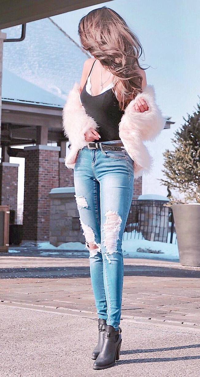 great fall outfit idea / ripped jeans + boots + black top + fur jacket
