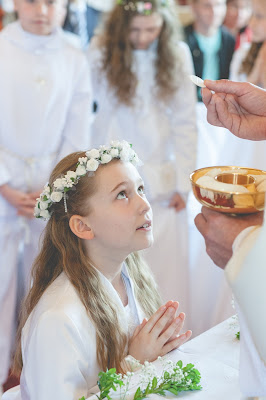 Bóg, dziewczynka, biała szata, alba, Komunia Święta