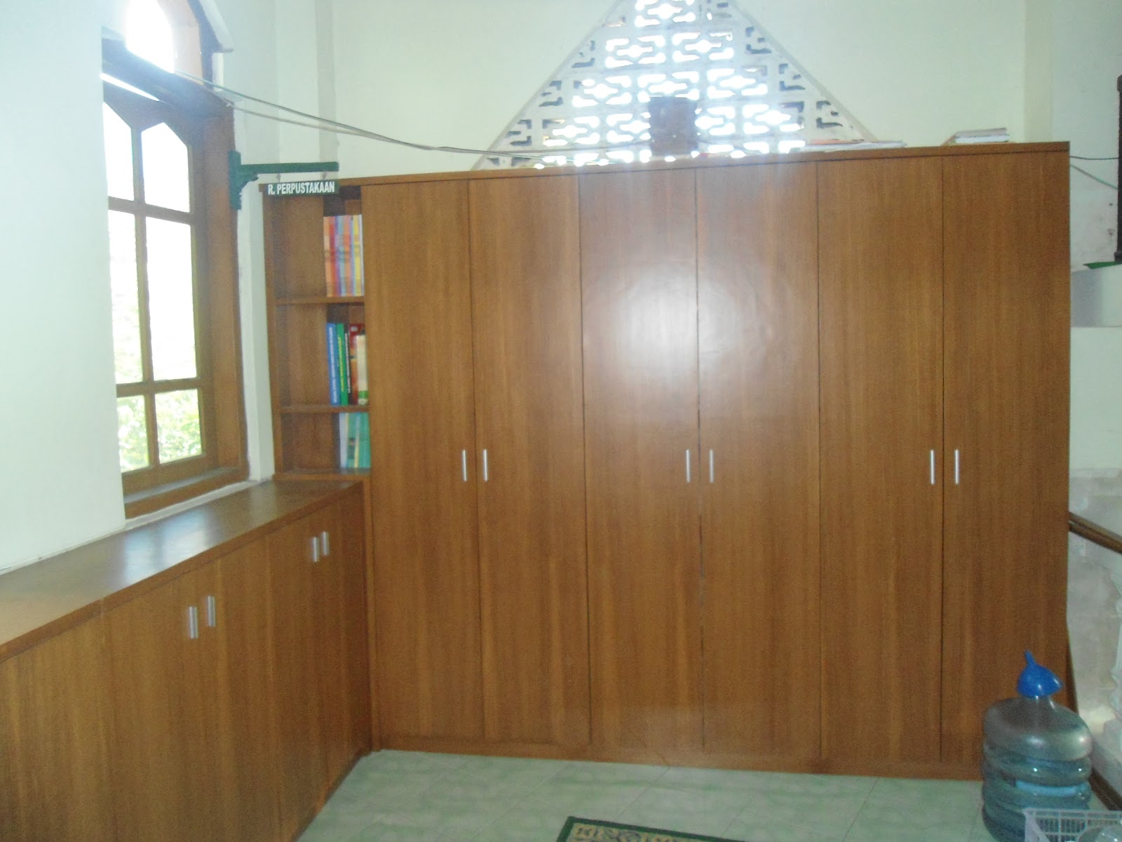 pesantren alkandiyas foto gambar lemari perpustakaan  