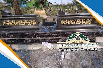 Makam Dengan Batu Granit