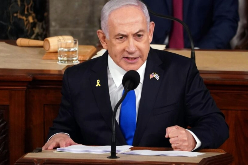 Premiê de Israel, Benjamin Netanyahu, disse que não aceitará cessar-fogo com o grupo terrorista Hezbollah, no Líbano | Foto: EFE/EPA/WILL OLIVER