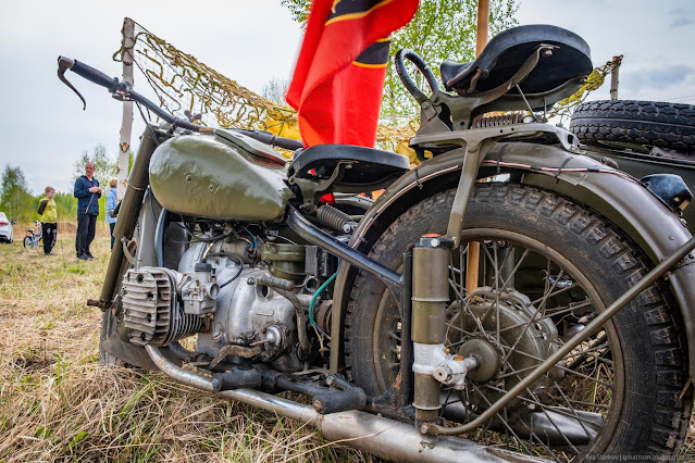 Старый мотоцикл с флагом ВВ МВД