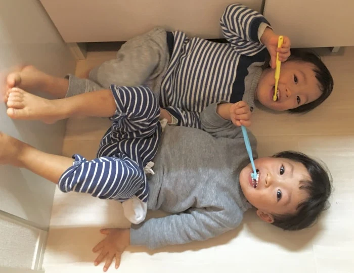 Bí quyết dạy con 3 bước đánh răng đúng cách cho trẻ mầm non của mẹ Nhật