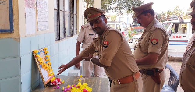 पुलिसकर्मियों ने बापू के चित्र पर पुष्पांजलि अर्पित किए 