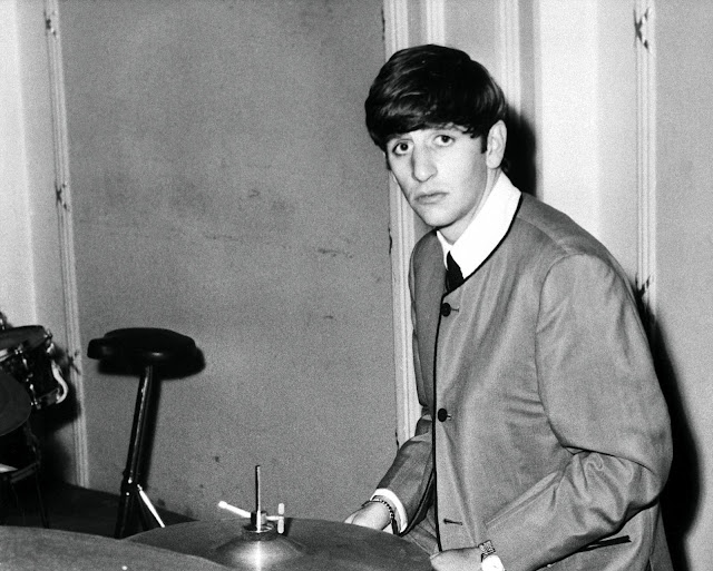 Ringo Starr de The Beatles tocando la batería en 1963.