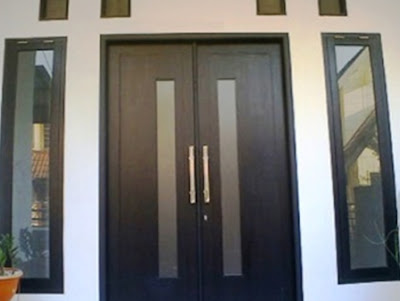 Pintu rumah warna hitam polos
