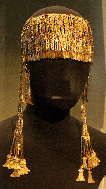 Золотая диадема с подвесками в форме «идолов»