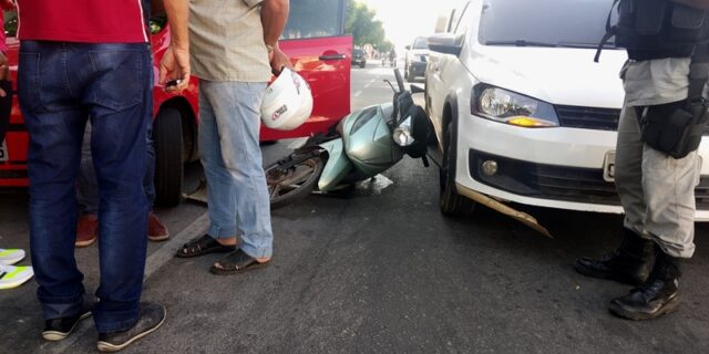 Jovem motociclista tem perna quebrada em acidente após porta de carro ser aberta de forma inesperada, em Patos