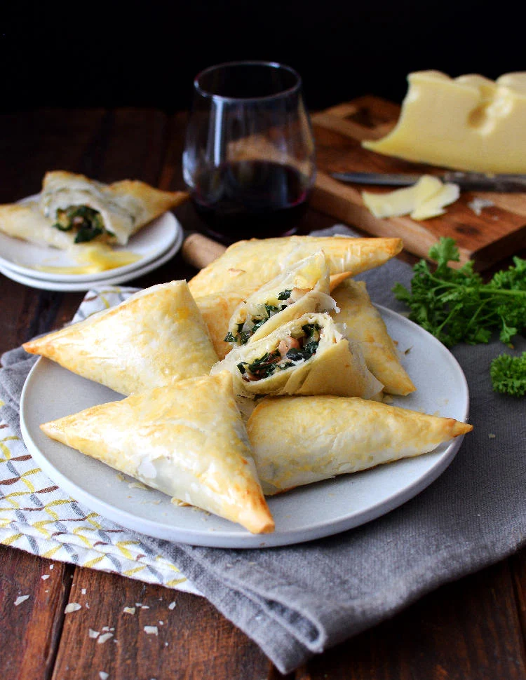 Pequeños pasteles en forma de triángulos hechos de masa filo