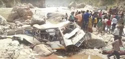  Βάσει πληροφοριών, τουλάχιστον 21 άνθρωποι έχασαν τραγικώς τη ζωή τους, ενώ επτά τραυματίστηκαν στην Ινδία όταν το λεωφορείο στο οποίο επέβ...
