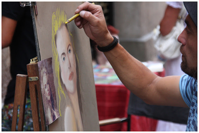 Artista, realizando un retrato en la calle