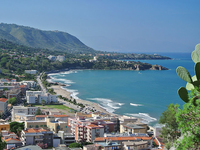 Panorama Cefalu, widok z La Rocca na Sycylię