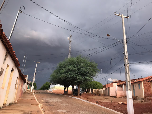 Após dias de calores intensos, choveu em Cachoeira do Roberto zona ...