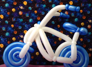 Fahrrad aus Modellierballons.