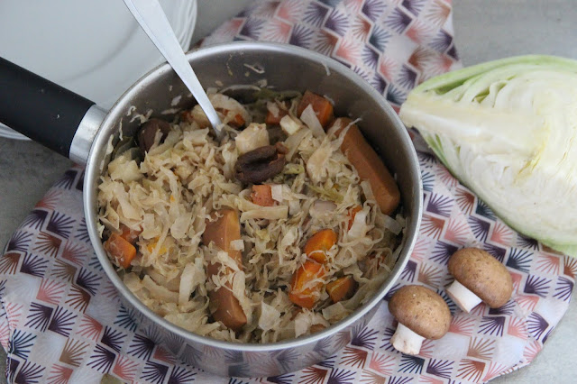 Cuillère et saladier : Mijoté de chou et choucroute aux abricots secs