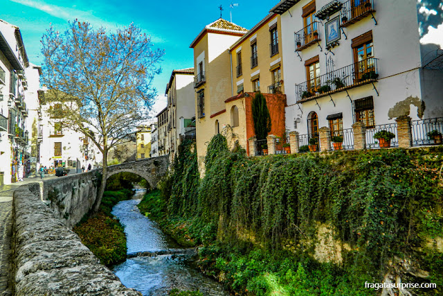 Carrera del Darro, rua histórica entre o Albaicín e a Alhambra de Granada