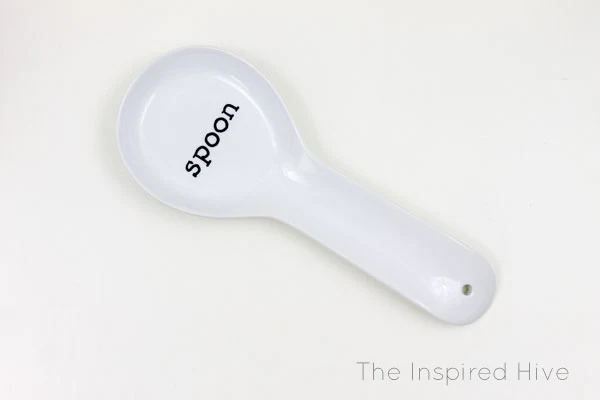 Easy DIY farmhouse spoon rest idea! How to use Sharpies on a ceramic spoon rest.