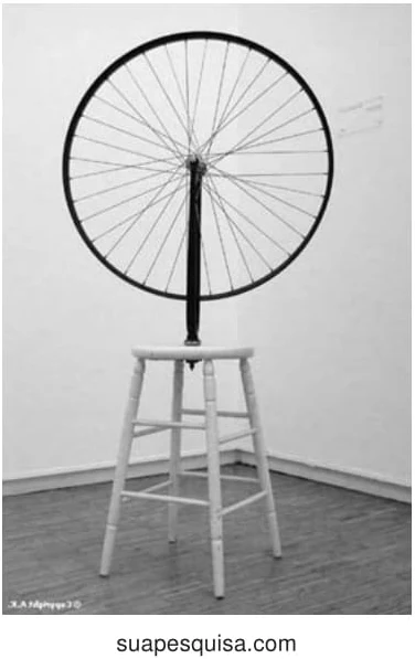 A obra “Roda de Bicicleta”, de Marcel Duchamp, de 1913, inaugurou a proposta de readymade, utilizando objetos prontos, não construídos pelo artista, na produção da obra de arte.