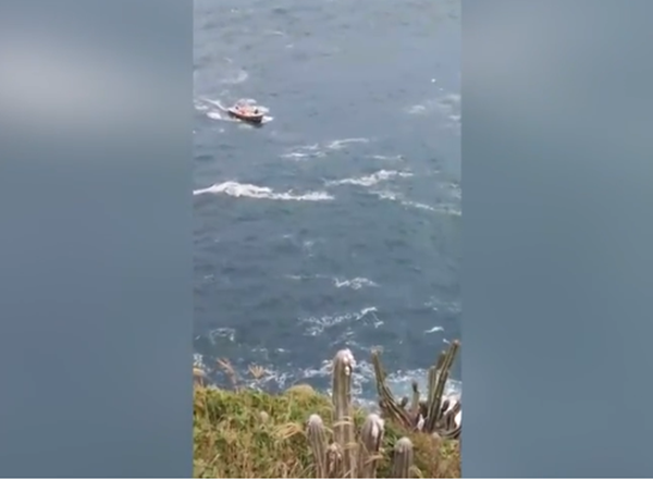 Homem é resgatado com vida após cair no mar em Arraial do Cabo; irmão ainda está desaparecido