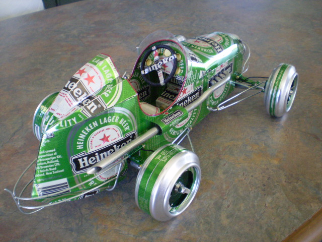Professor faz carrinhos com latas de cerveja