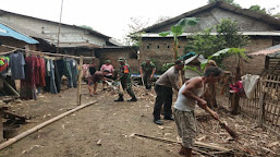Anggota Koramil 0219/Cikande Bersihkan Rumah Warga yang Terdampak Banjir