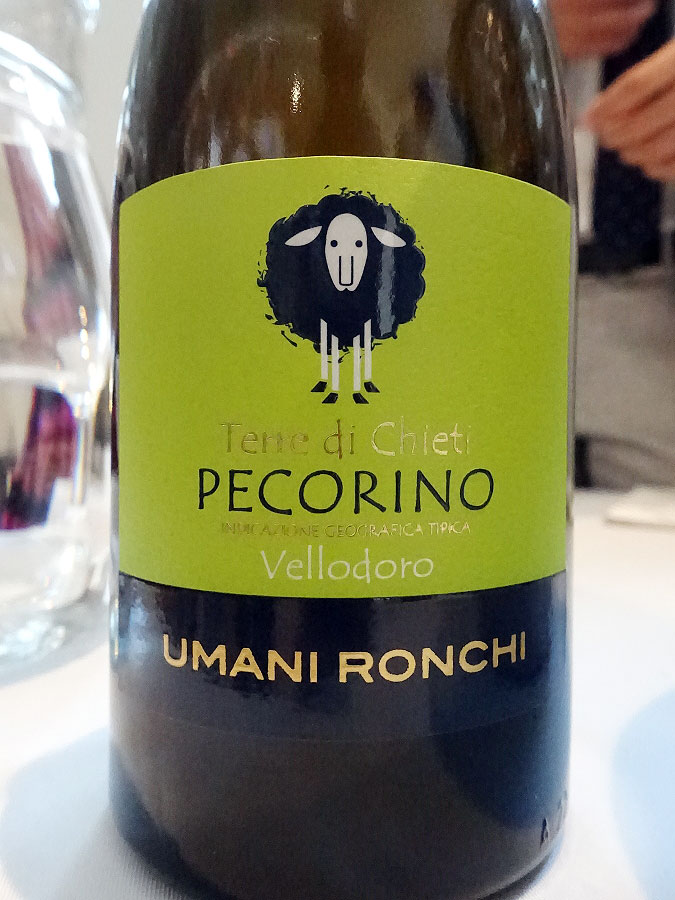 Umani Ronchi Vellodoro Pecorino 2018 (88 pts)