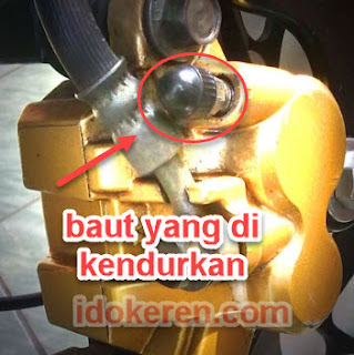 baut caliper yang di kendurkan untuk menguras minyak rem