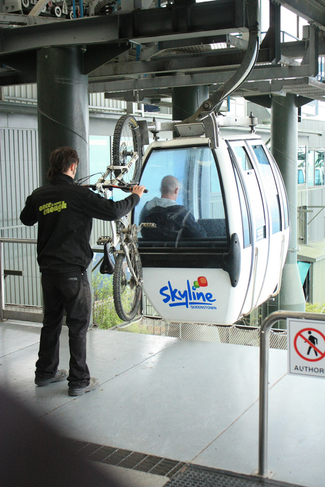 Teleférico da Nova Zelândia transporta bicicleta na gôndola