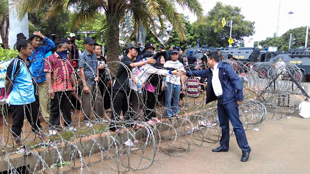 Kombespol Krishna Mukti Hibur Pendemo Guru Honorer Dengan Foto Selfie