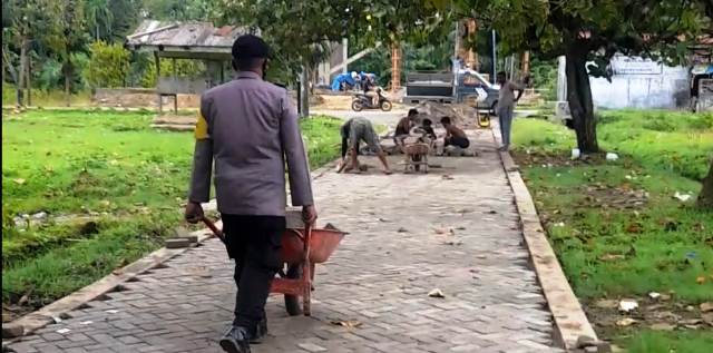 Kepedulian Polri, Bhabinkamtibmas Polsek Ranto Peureulak Polres Aceh Timur Bantu Warga Bangun Jalan