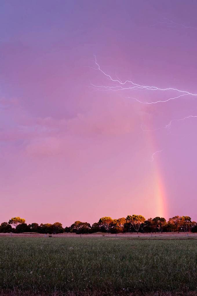 Rainbow Lightning: Natureâ€™s Astonishing Bow and Arrow ~ Kuriositas