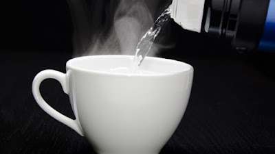 6 Khasiat Luar Biasa Minum Air Hangat Setiap Pagi