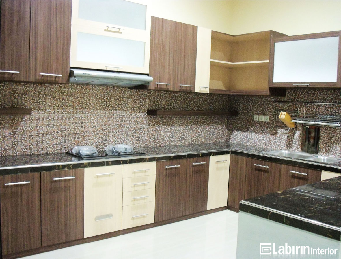  Kitchen  Set  Minimalis  dengan bentuk L yang elegan 