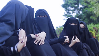 Gambar Kartun Muslimah Bercadar Dengan Sahabat