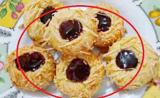 Cara-membuat-kue-kering-Blueberry-Thumbprint-Cookies-disertai-dengan-resep-dan-bahan-kue-kering