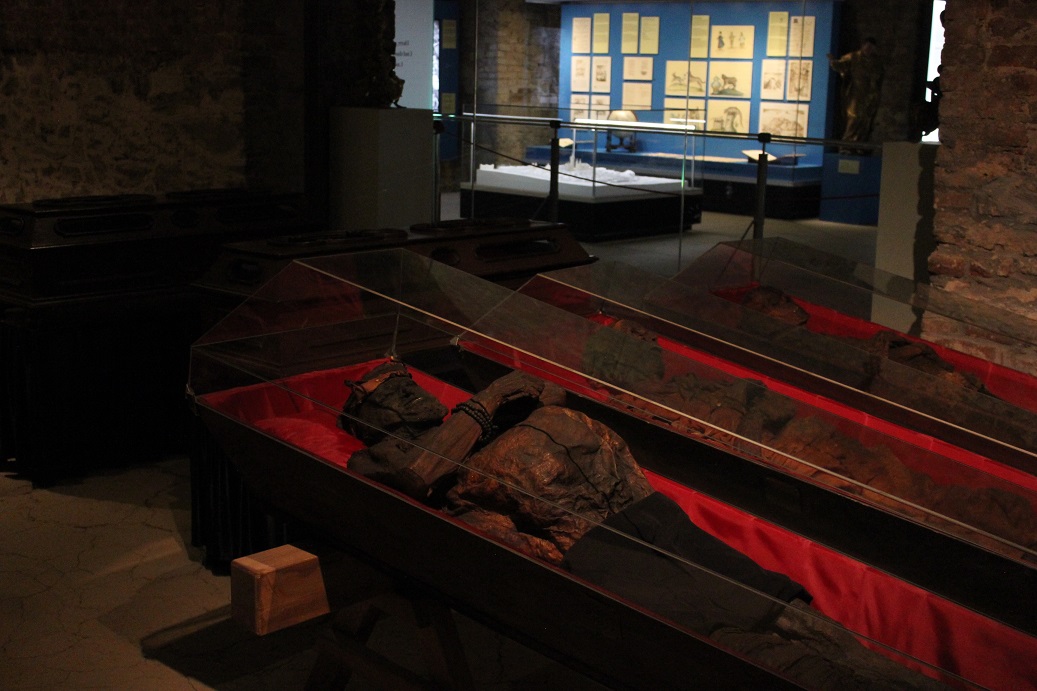 mumie v katakombách v Klatovech