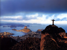 Cristo redentor no rio de janeiro braços abertos pra baía de guanabara 