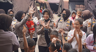 Polwan Polda Jabar Hibur Anak-Anak Korban Gempa Di Cianjur Untuk Hilangkan Trauma