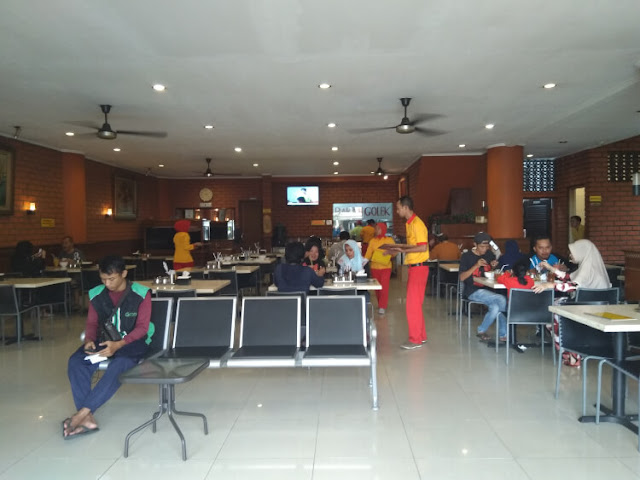 suasana resto bakmi golek