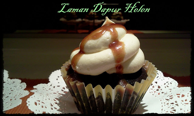 Laman Dapur Helen: CHOCOLATE CUPCAKES WITH SALTED CARAMEL